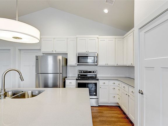 3rd image of 400 Rose Dr #B