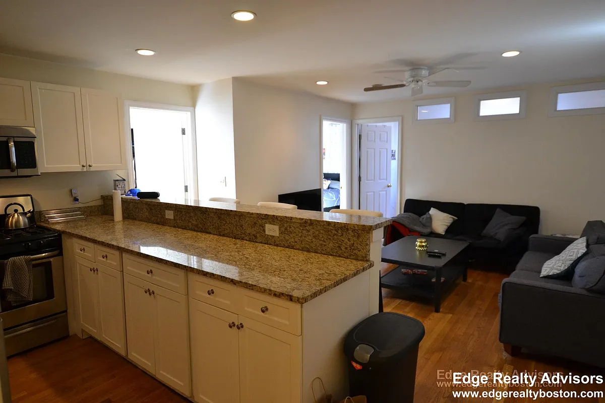 Building Photo - 62 Egmont St #4