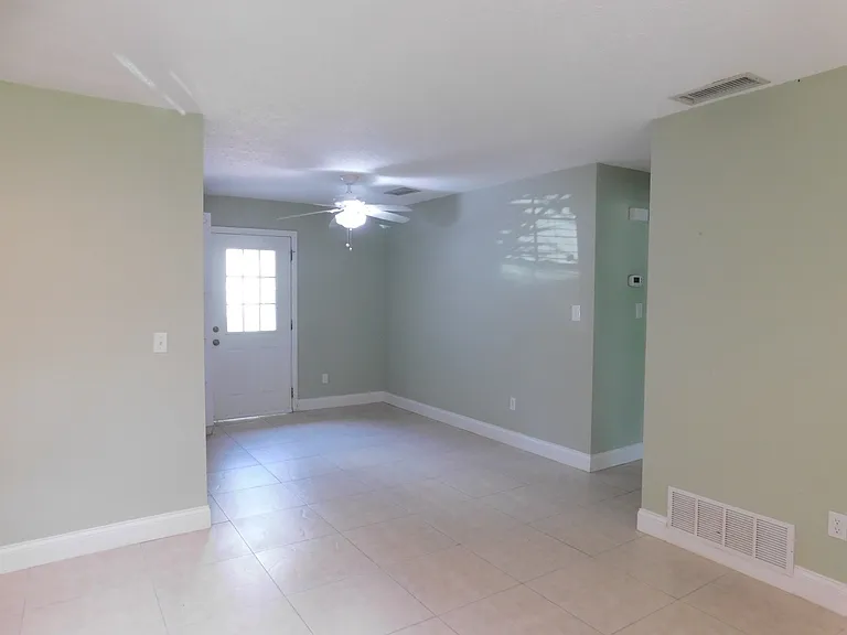 565 E Jessup Ave — Photo 3