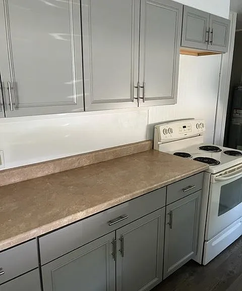621 1/2 Avenue C — Photo 2