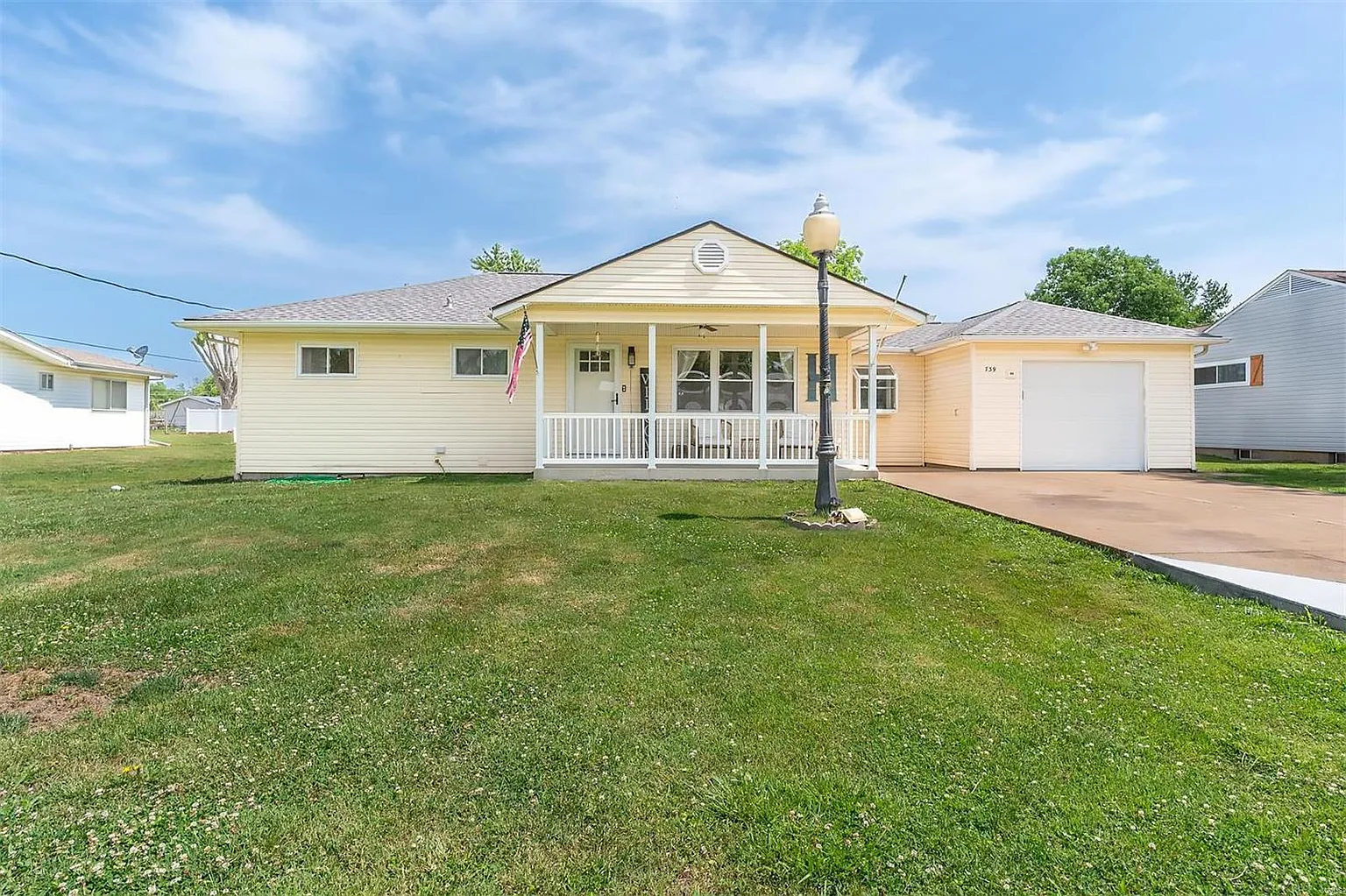 739 Lake Dr photo 1