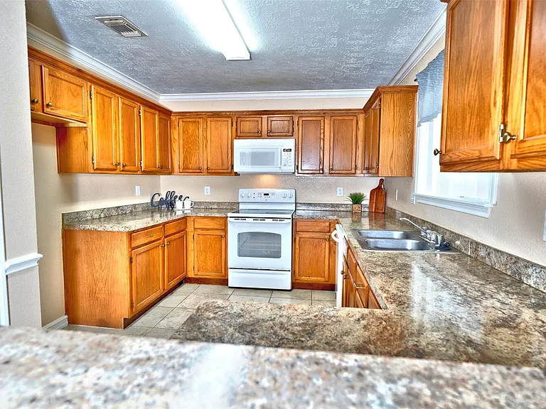 7403 Gateridge Dr — Photo 8