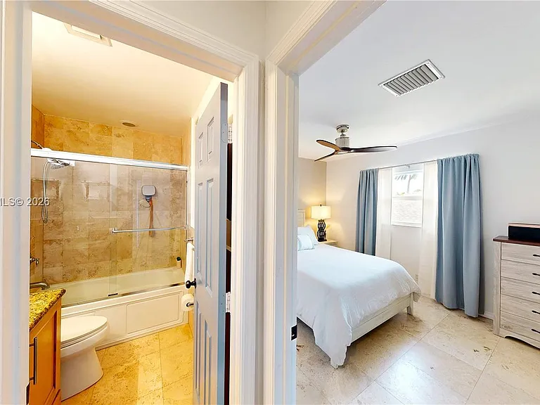 530 NE 15th Ct #7 — Photo 37