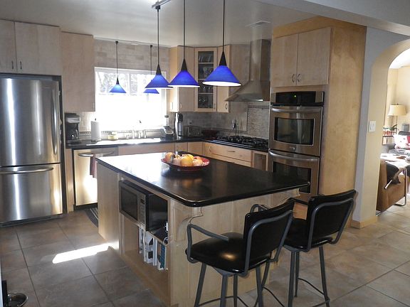 Gourmet kitchen gas cooktop
