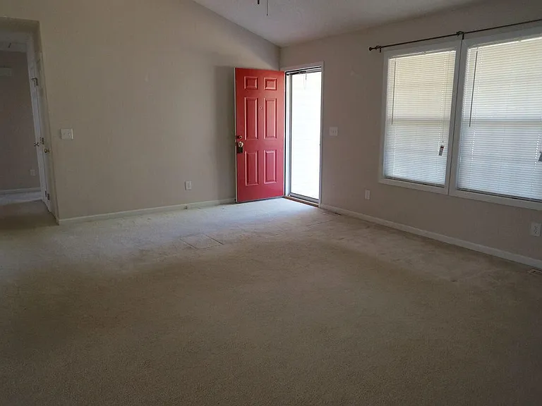 100 Halle Ct — Photo 5