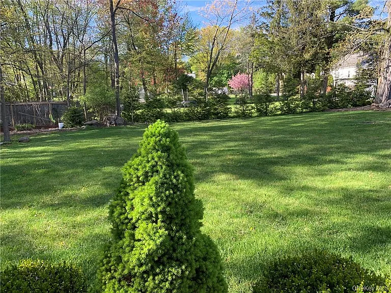 10 W Clarkstown Rd — Photo 4