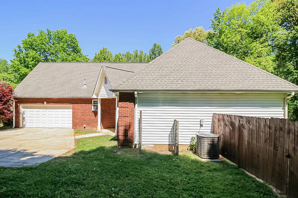 3 bed, 2.0 bath, 1359 sqft, $2,550 — Photo 2