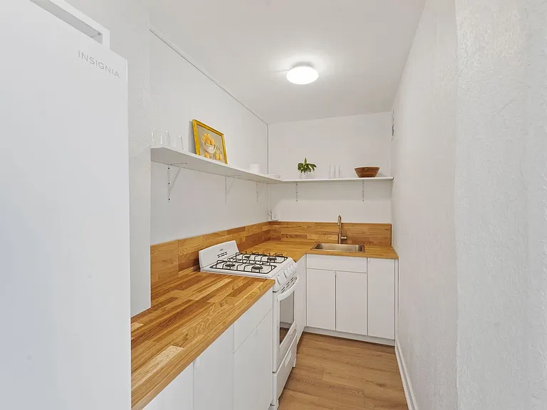 St. Regis Apartments — Photo 35