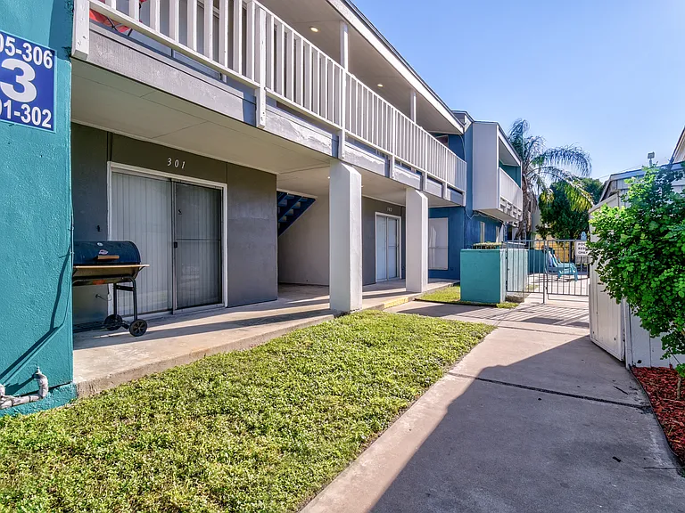 Bay Bluff Apartments — Photo 19