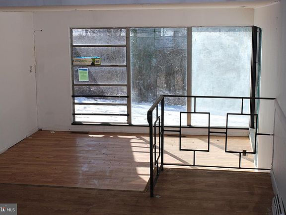 3rd image of 1048 River Rd