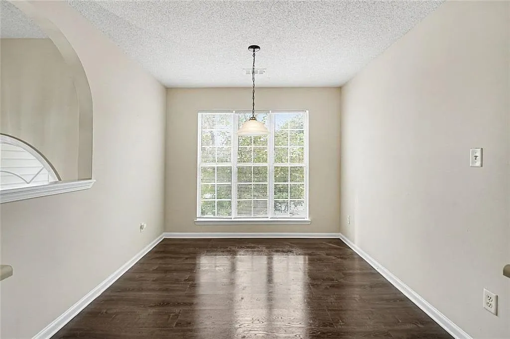 3 bed, 2.0 bath, 1400 sqft, $1,600 — Photo 2