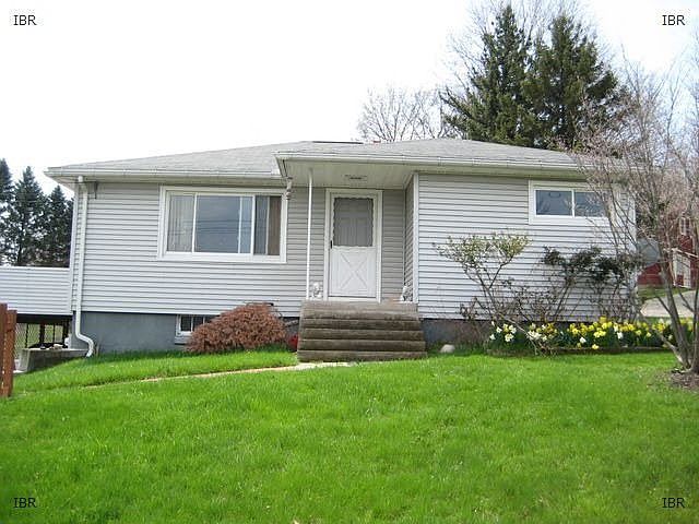 2nd image of 828 Hector St