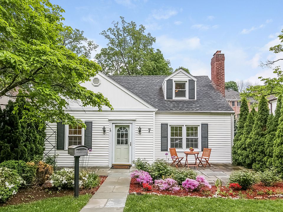 1st image of 7 Dogwood Dr