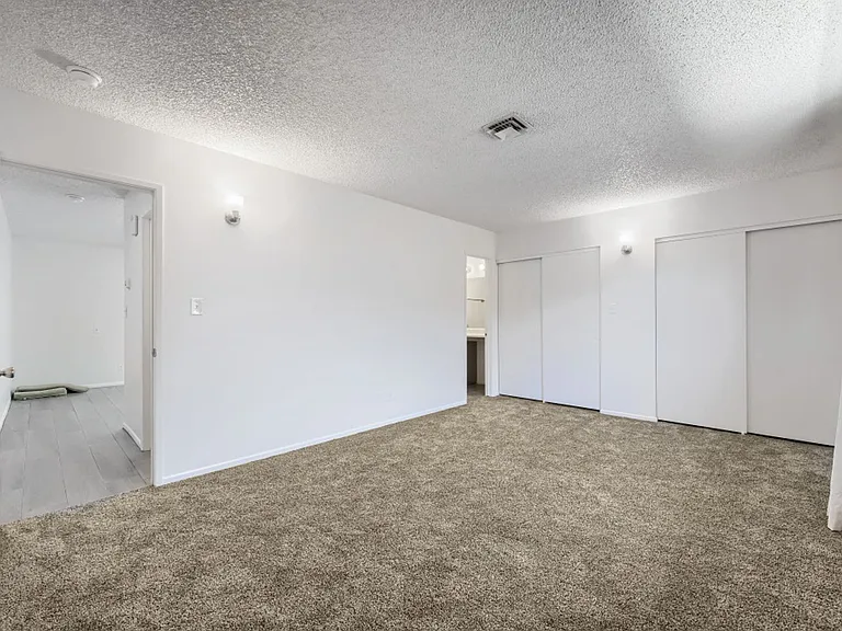 823 Center St — Photo 16