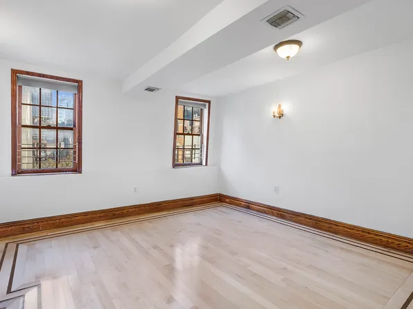 245 East 52nd Street image 10 of 11