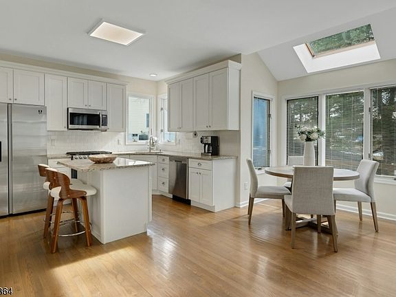 5th image of 48 Glen Eagles Rd