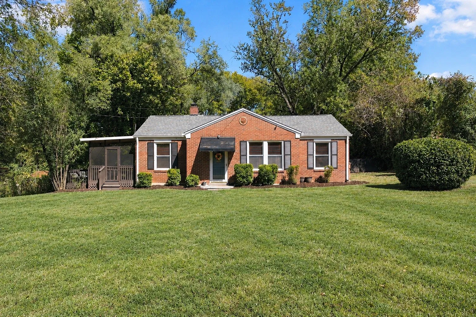 3 bed, 1.0 bath, 1392 sqft, $3,500 — Photo 1
