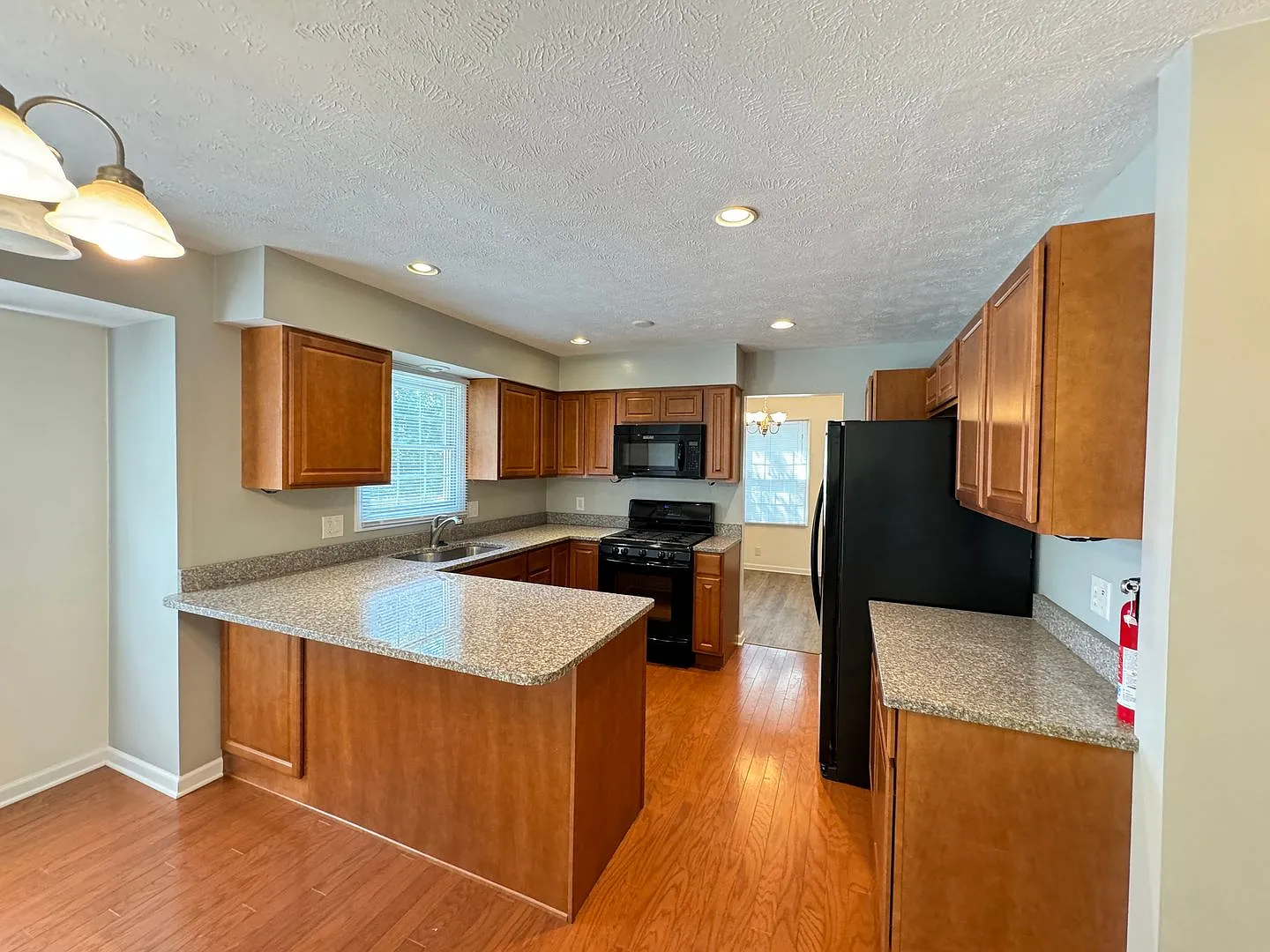 Beautiful 4 Bedroom Home in Bloomington! — Photo 4
