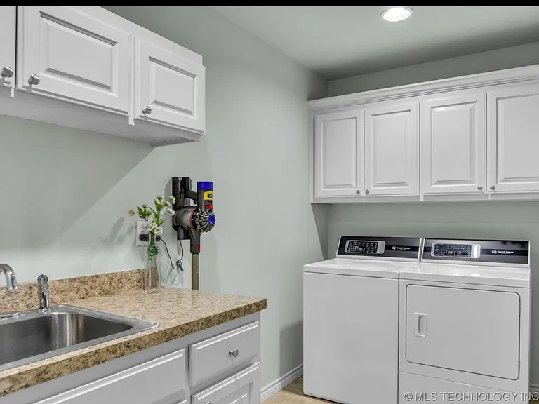 1200 S Laurel Ave — Photo 6