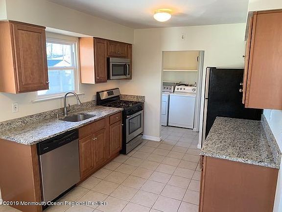3rd image of 555 Bradley Blvd