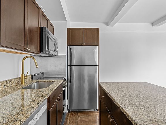 5th image of 325 W 45th St APT 1020