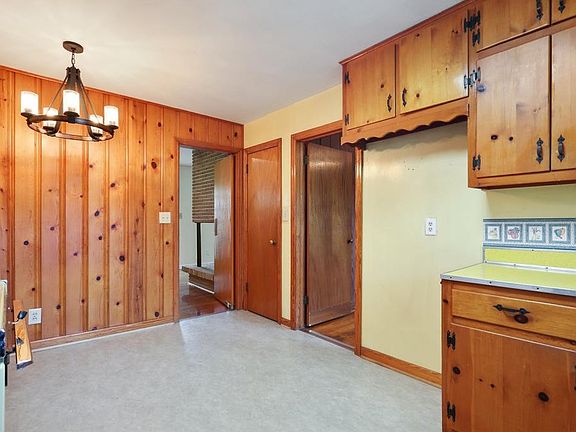 4th image of 2319 Clearwater Dr SE
