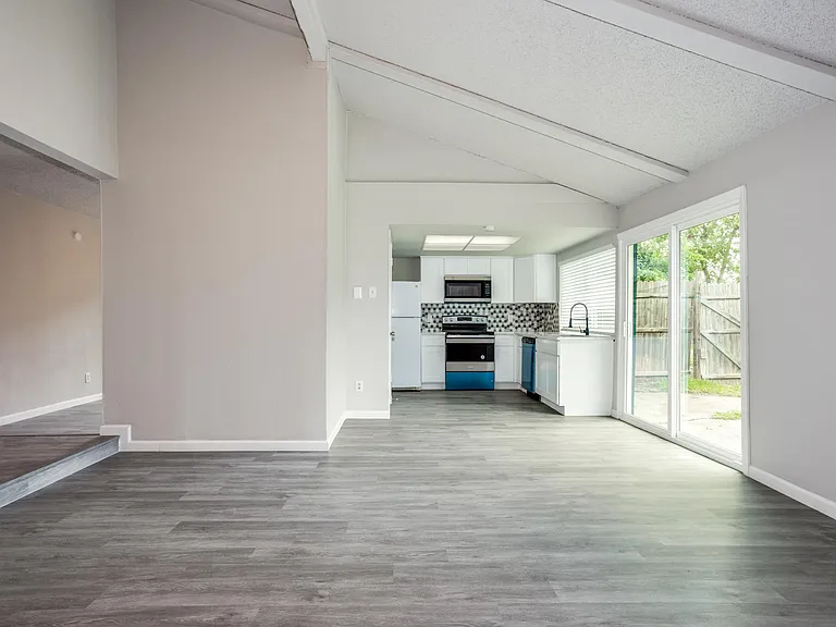 810 Ravencroft Dr — Photo 12