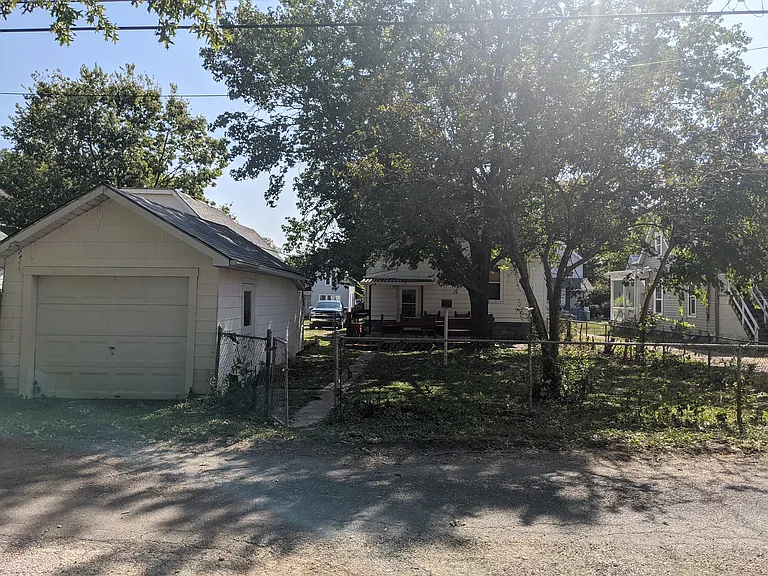 1723 W Fredonia Ave — Photo 17