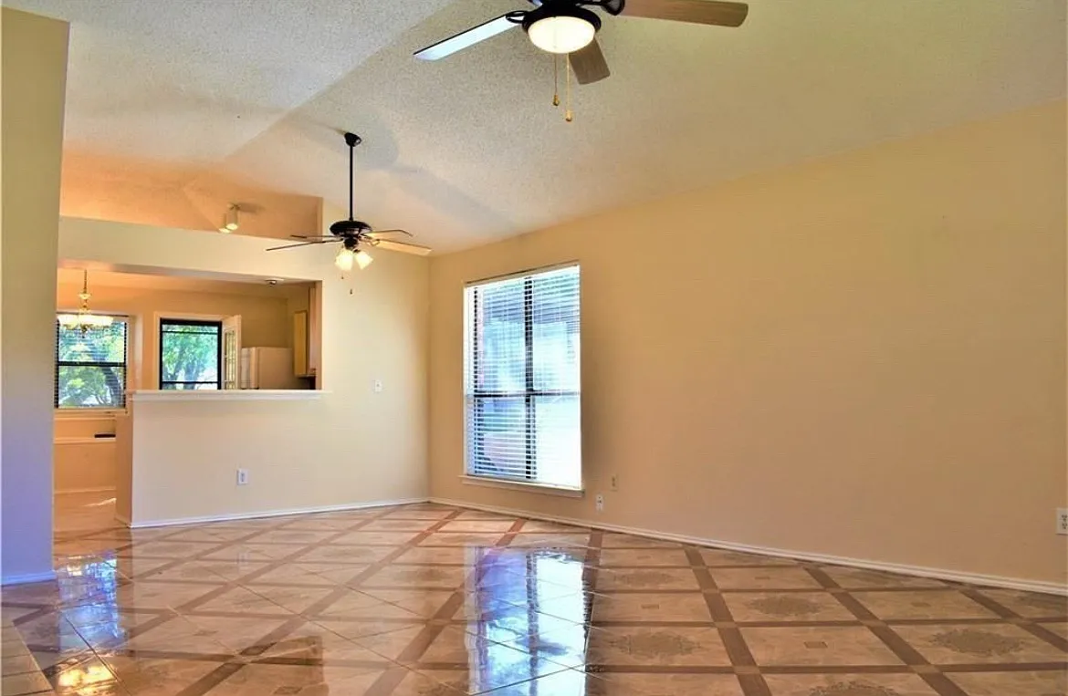 3 bed, 1235 sqft, $1,990 — Photo 4