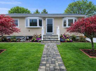 39 Musket Dr, Shirley, NY 11967