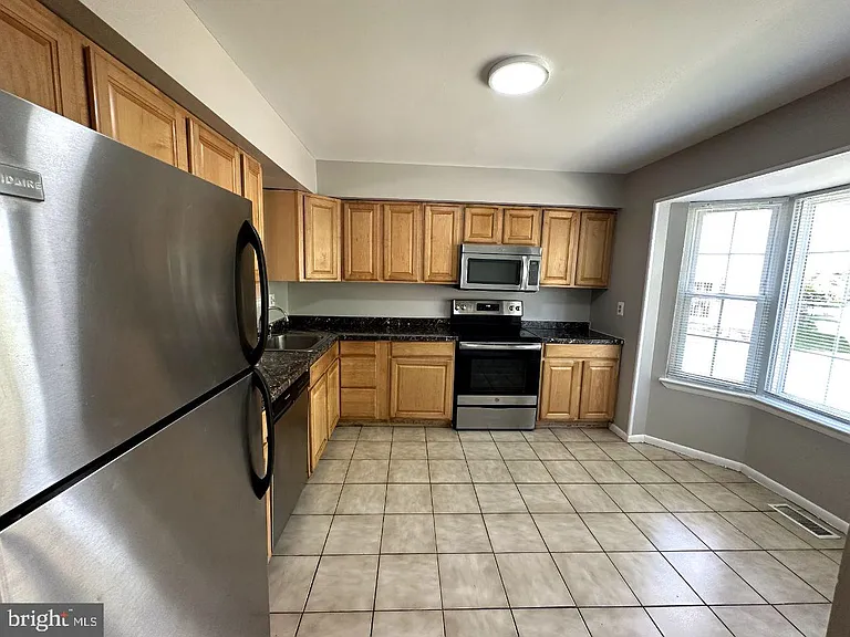 8121 Fenwick Ct — Photo 4