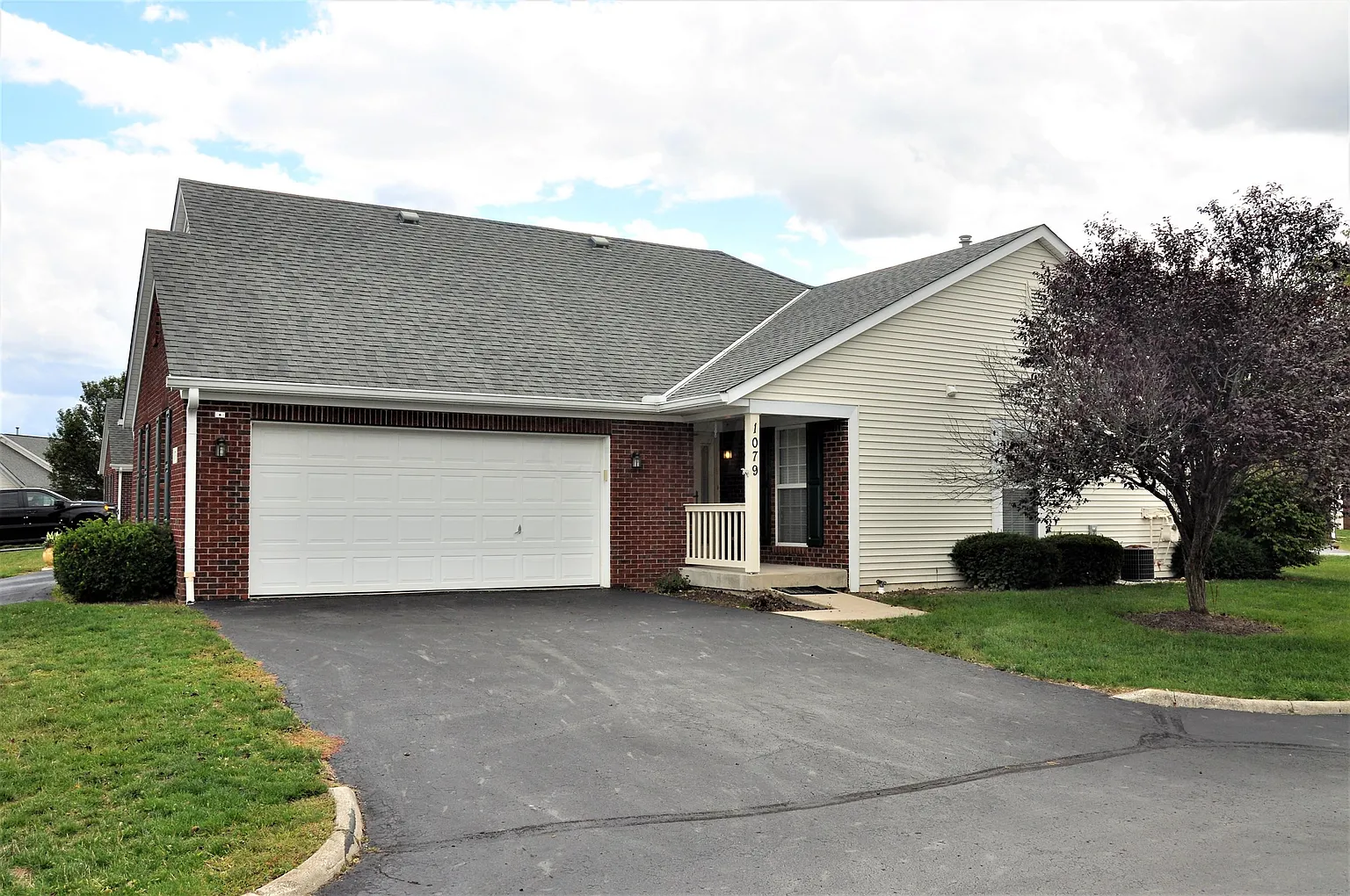 1079 Oak Bay Dr photo 1