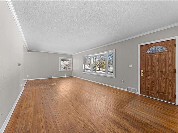 4th image of 2567 Clarence St N