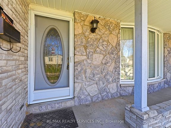 4th image of 5 Chaucer Rd