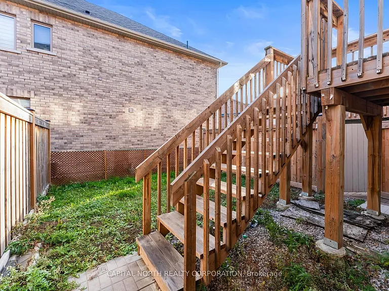 84 Fortis Cres — Photo 32
