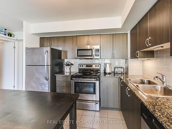 5th image of 816 Lansdowne Ave #406