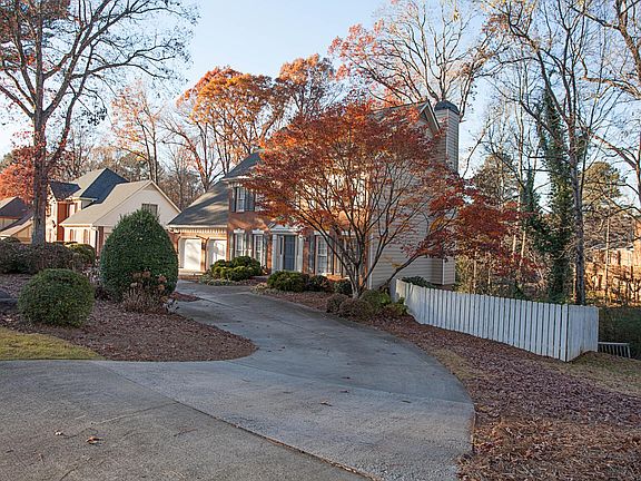 5th image of 2976 Four Oaks Dr