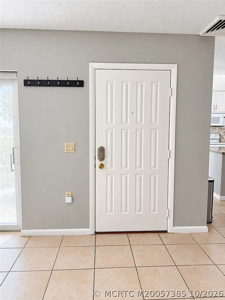 2 bed, 2.5 bath, 1236 sqft, $2,100 — Photo 3