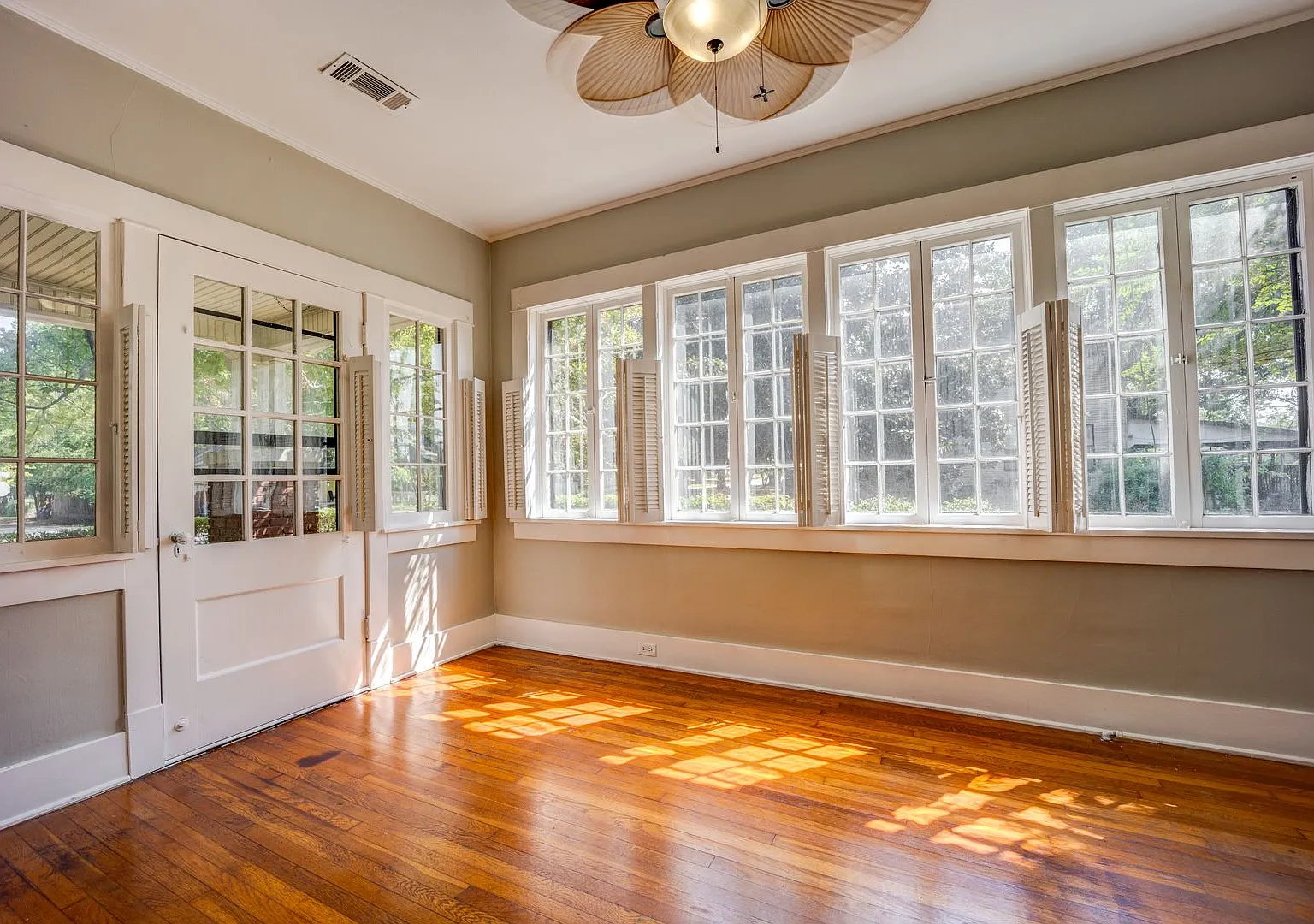Freshly Updated 3 Bedroom House — Photo 2