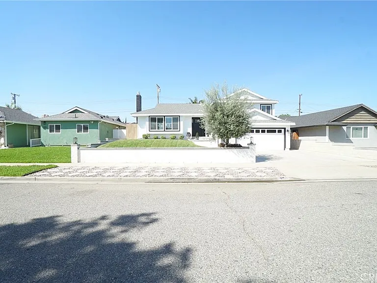 925 Gehrig Ave — Photo 2