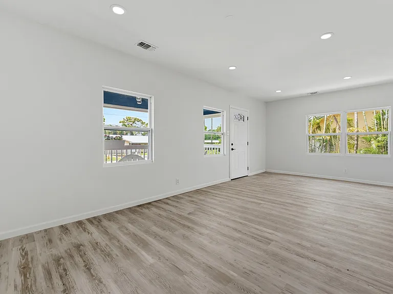 1566 NW 9th Ave — Photo 6