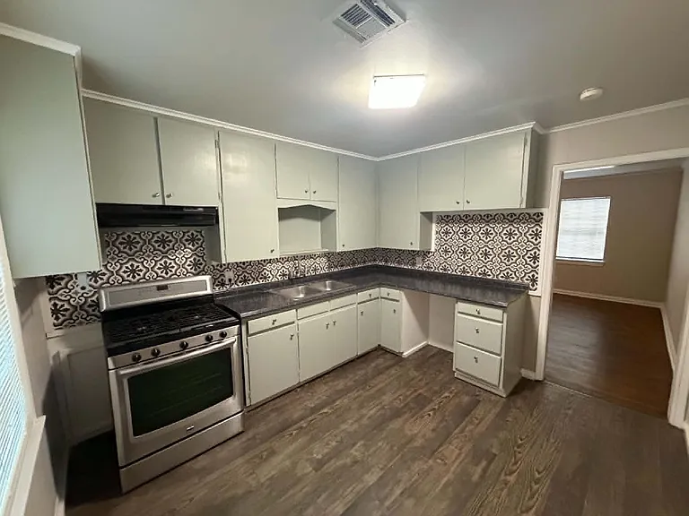 111 N Richmond Ave — Photo 4