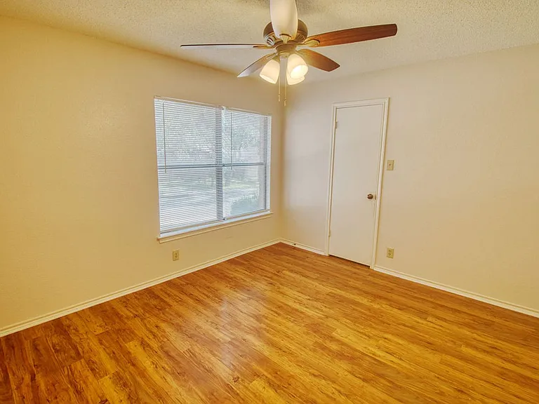 13911 Edge Point Dr — Photo 3