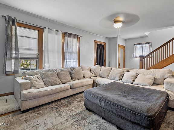 5th image of 121 Bacon St