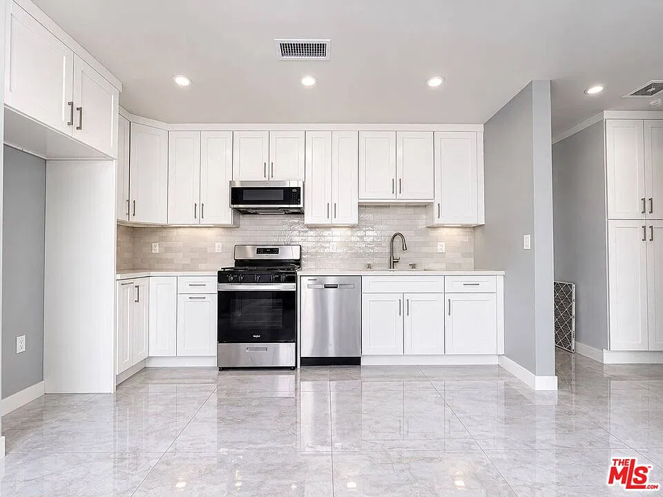 2 bed, 1.0 bath, 800 sqft, $2,700 — Photo 3