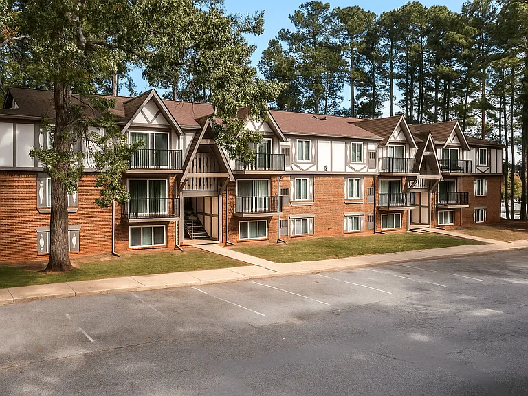Laurel Woods Apartments — Photo 12