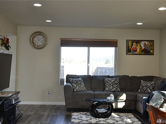 2nd image of 1401 32nd Pl NE