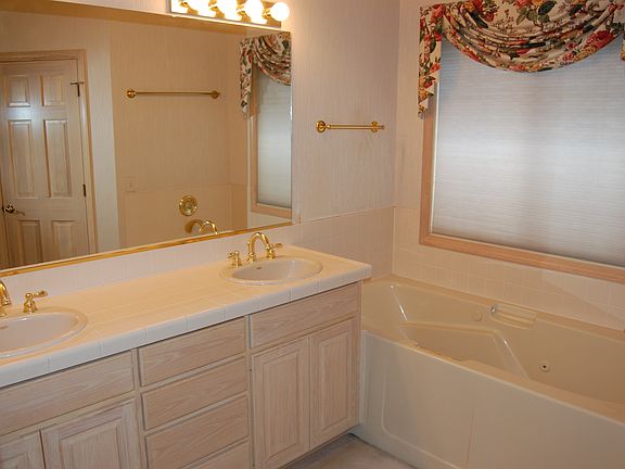 Master Bath w/Jetted Tub