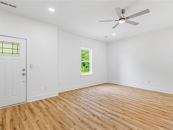 4th image of 1109 Manly St
