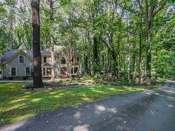 2nd image of 105 Old Forest Ln